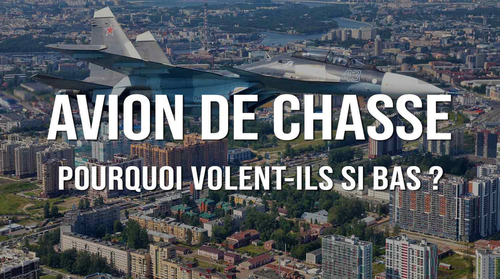 Avion de chasse qui vol à basse altitude au-dessus d'une ville.