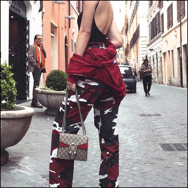 Pantalon camouflage rouge femme